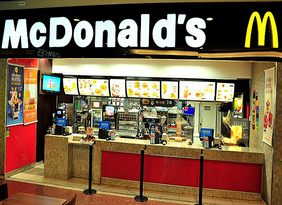 Fachada do Mac Donald's e cardpio em back light